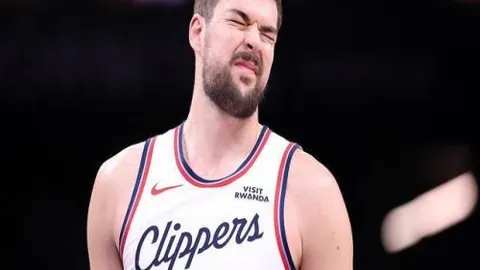 劳伦欲与沃克妻子安妮沟通修复关系，却遭拒并被拉黑